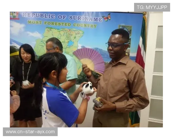 苏里南青少年足球夏令营持续火热,苏里南足球明星 苏里南青少年足球夏令营持续火热,苏里南足球明星