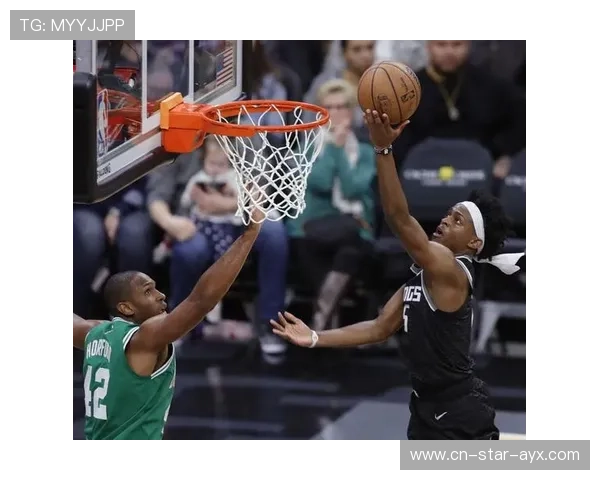 福克斯长驱直入制造犯规，国王轻松转身得分