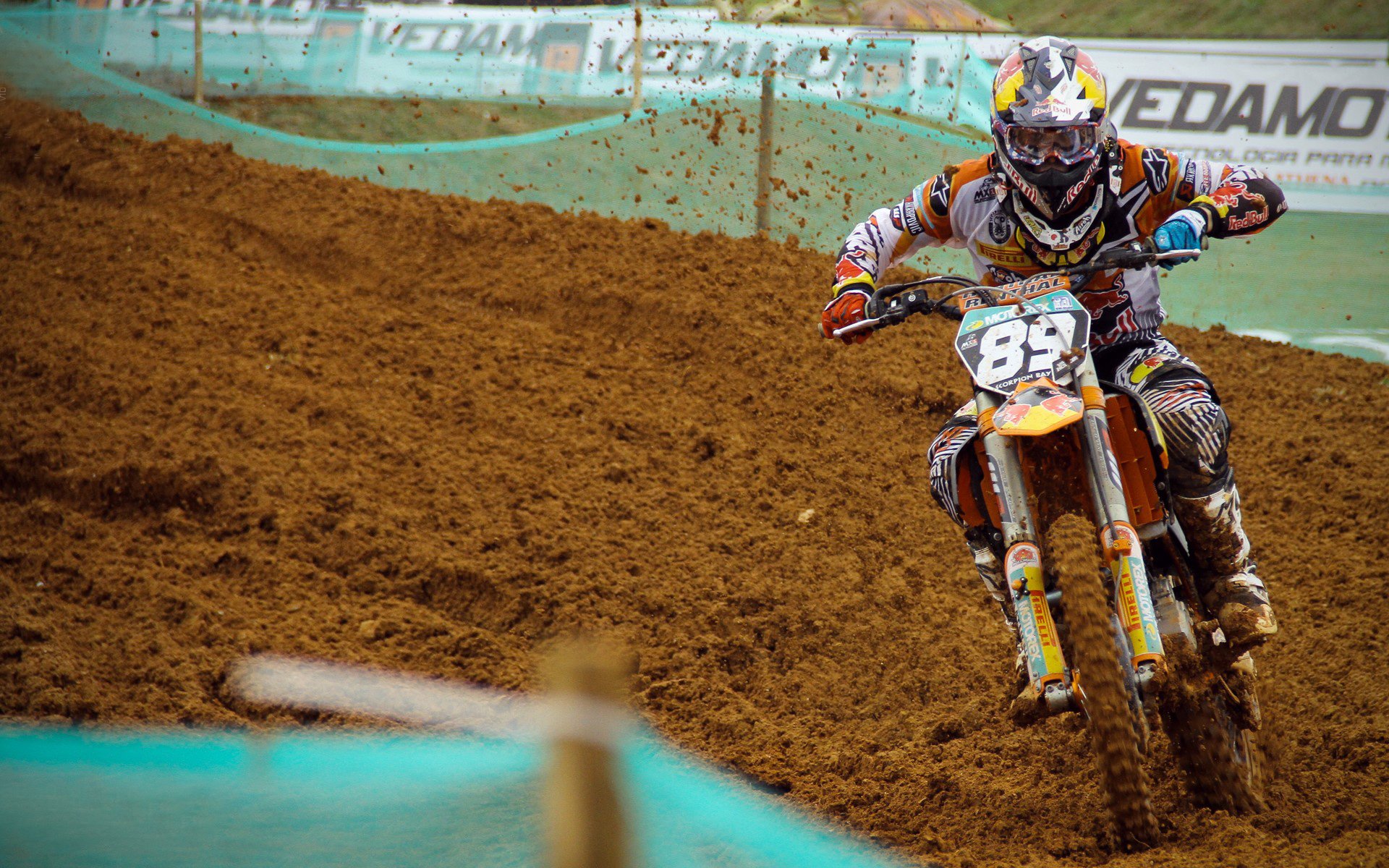 “泥浆飞扬：雨天泥道的疯狂追逐”，泥浆视频